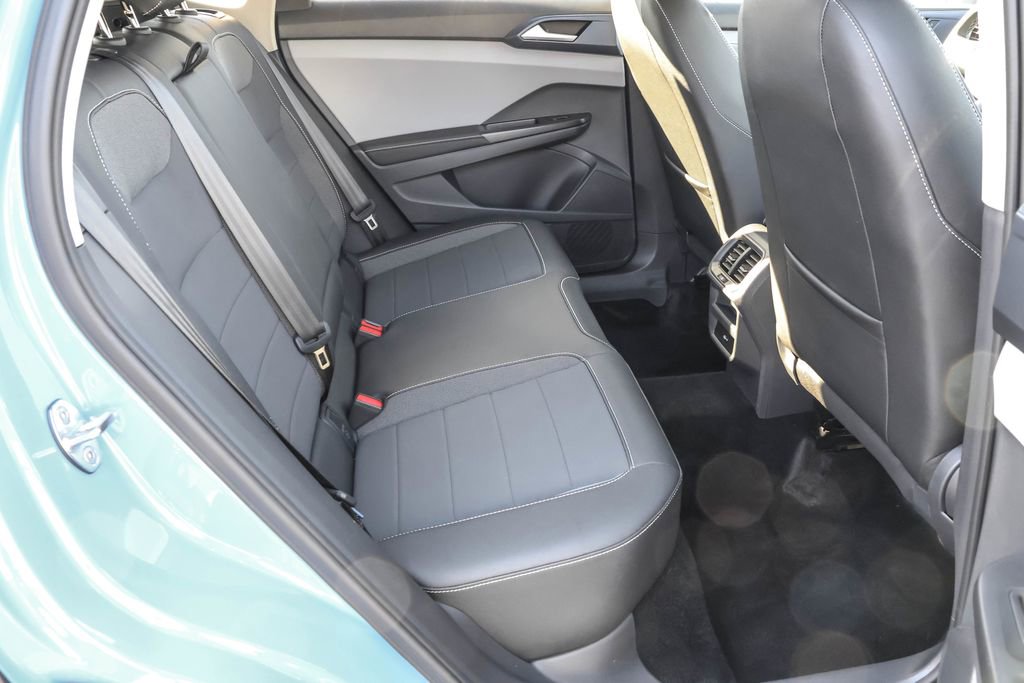 Used 2024 Volkswagen Taos SE image 32