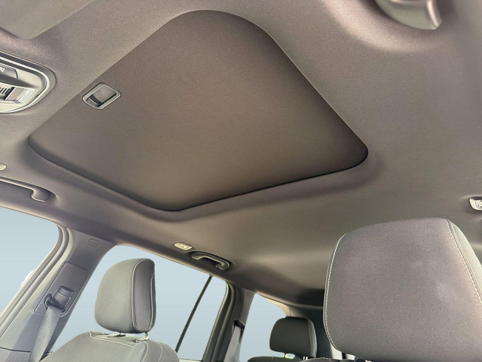 Used 2025 Jeep Grand Cherokee Laredo X RWD image 15