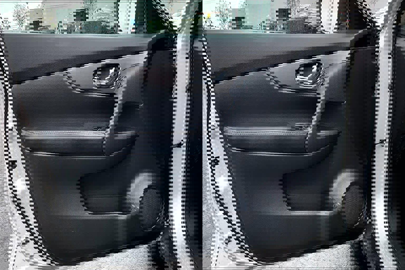 Used 2014 Nissan Rogue SV image 25