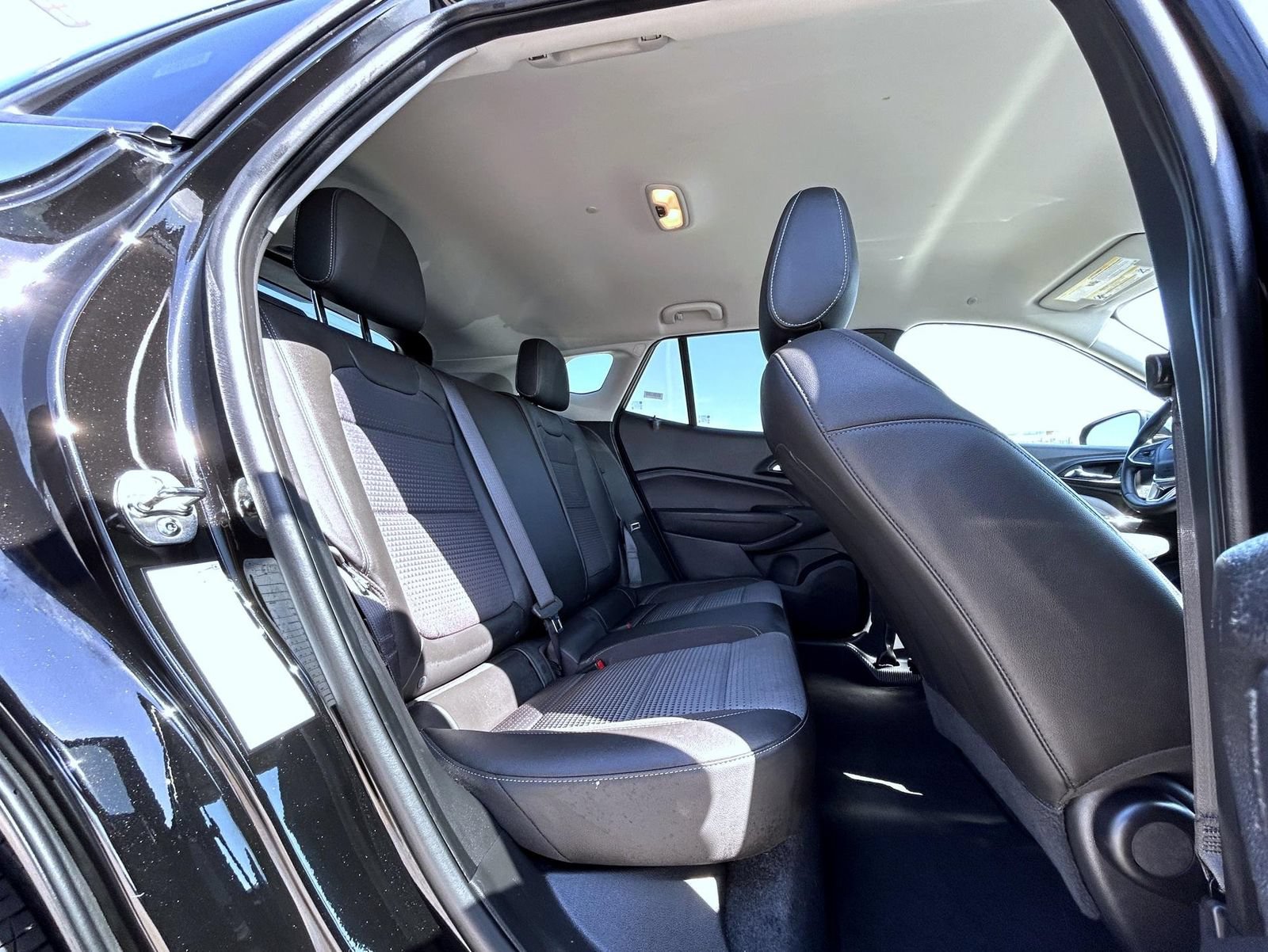 Used 2025 Chevrolet Trax LT w/ LT Convenience Package FWD image 18