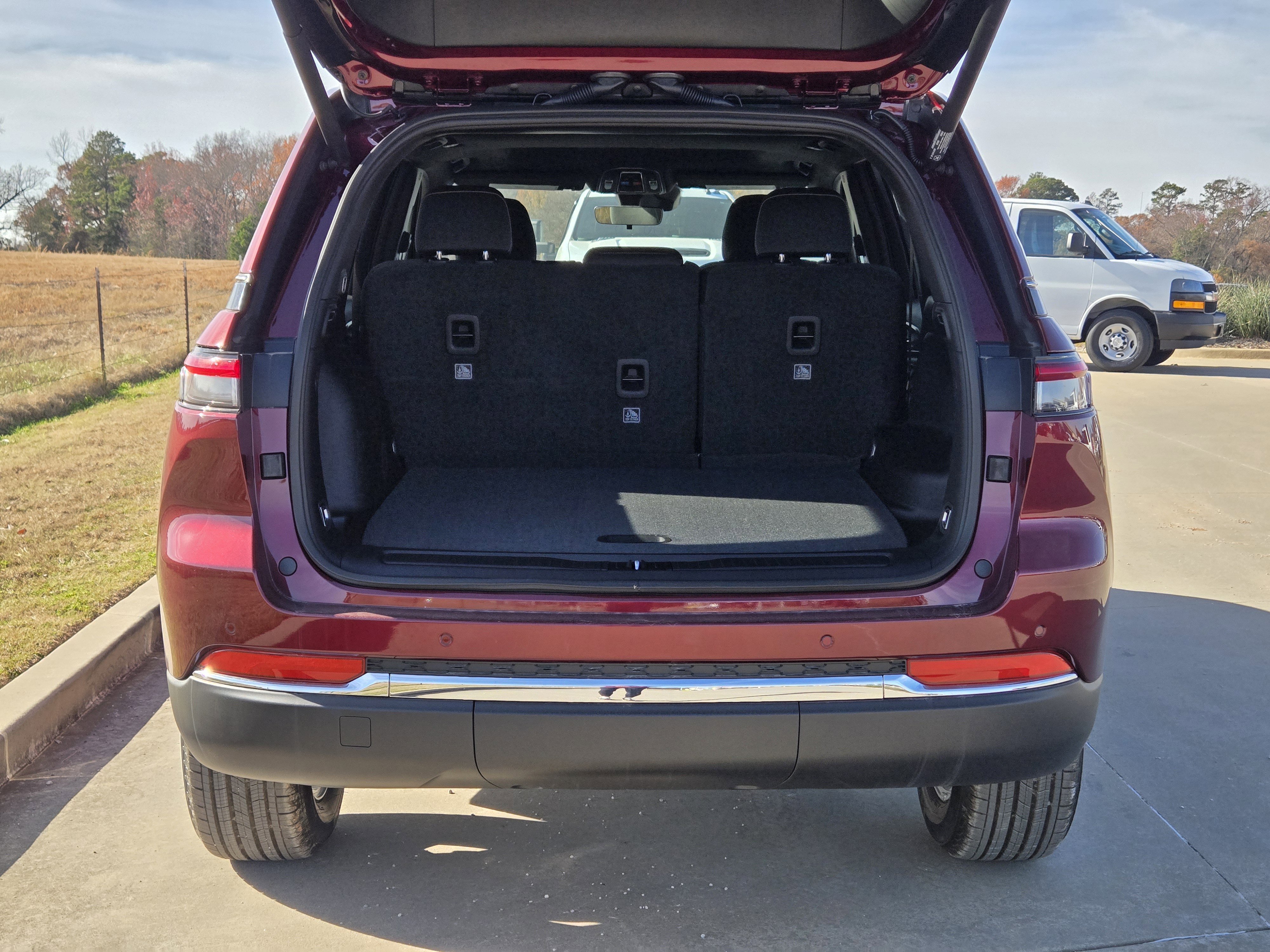New 2025 Jeep Grand Cherokee Laredo w/ Luxury Tech Group I RWD image 7