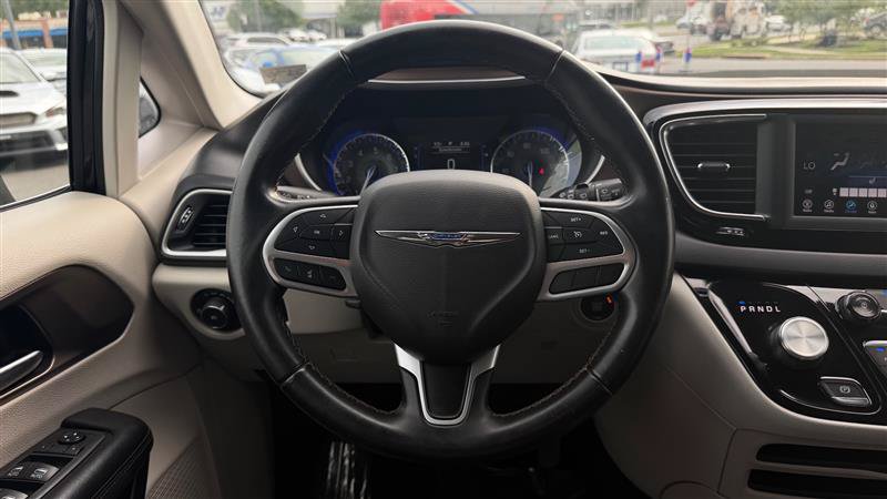 Used 2018 Chrysler Pacifica Touring-L FWD image 28