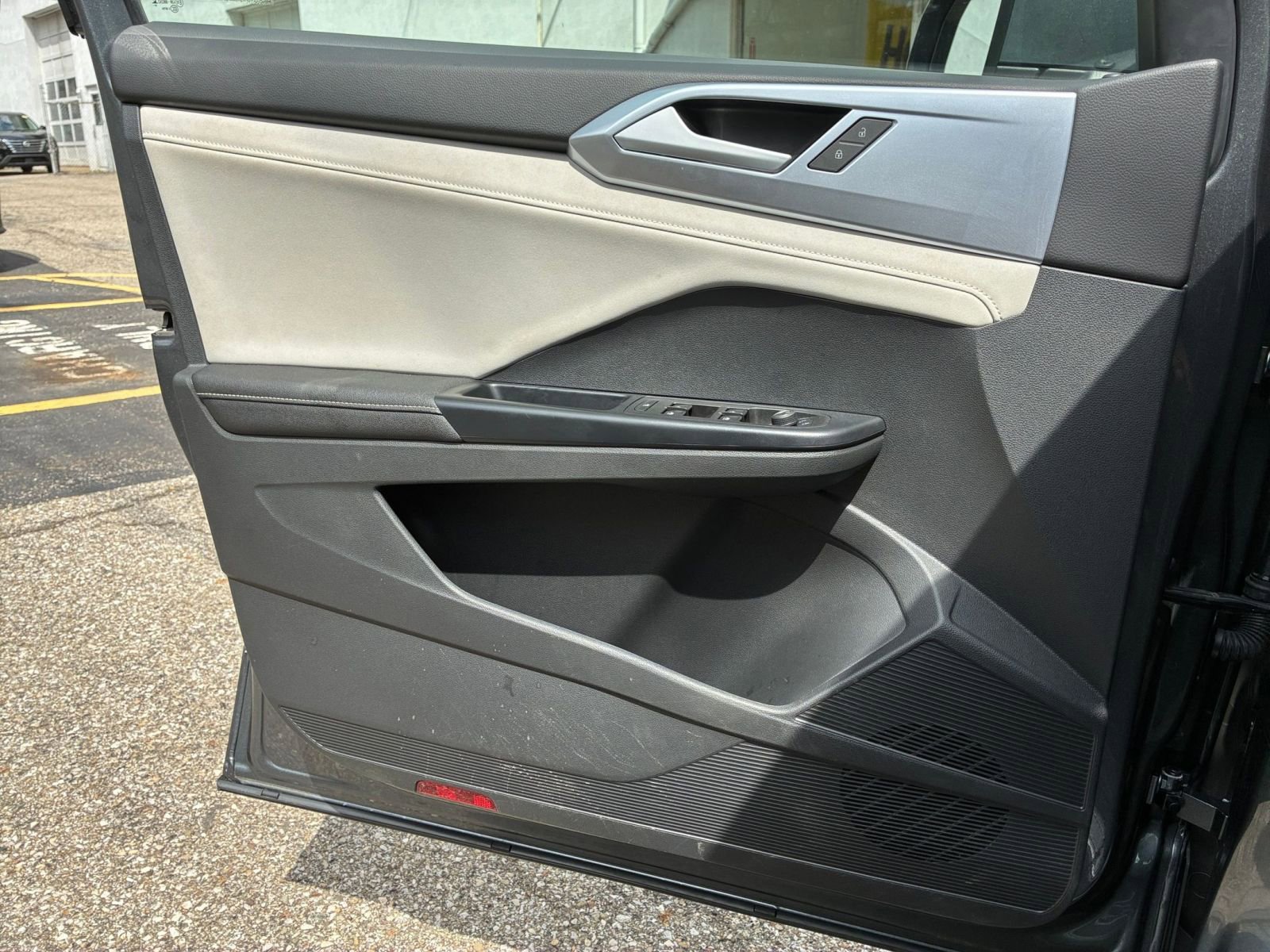 Used 2025 Volkswagen Taos SE FWD image 18