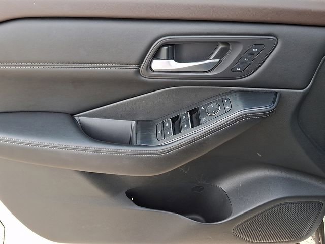 Used 2022 Nissan Rogue SL w/ SL Premium Package image 12