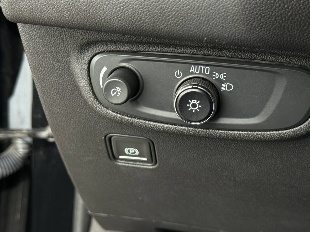Used 2024 GMC Terrain SLE AWD/4WD image 32