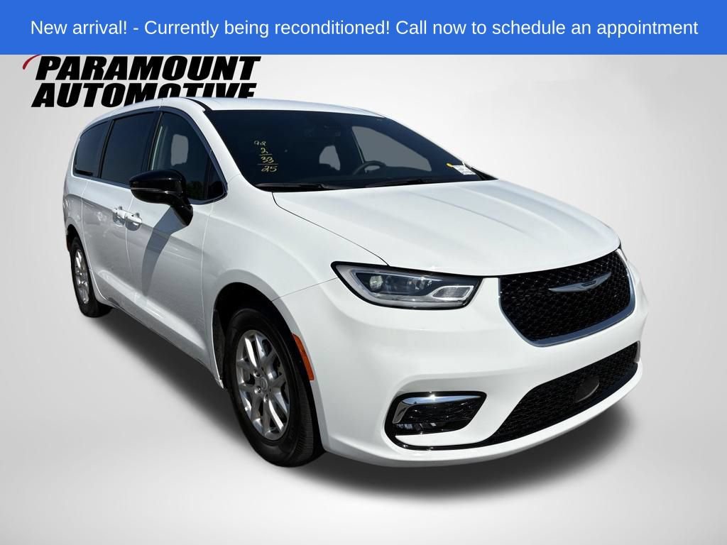 Used 2025 Chrysler Pacifica Select