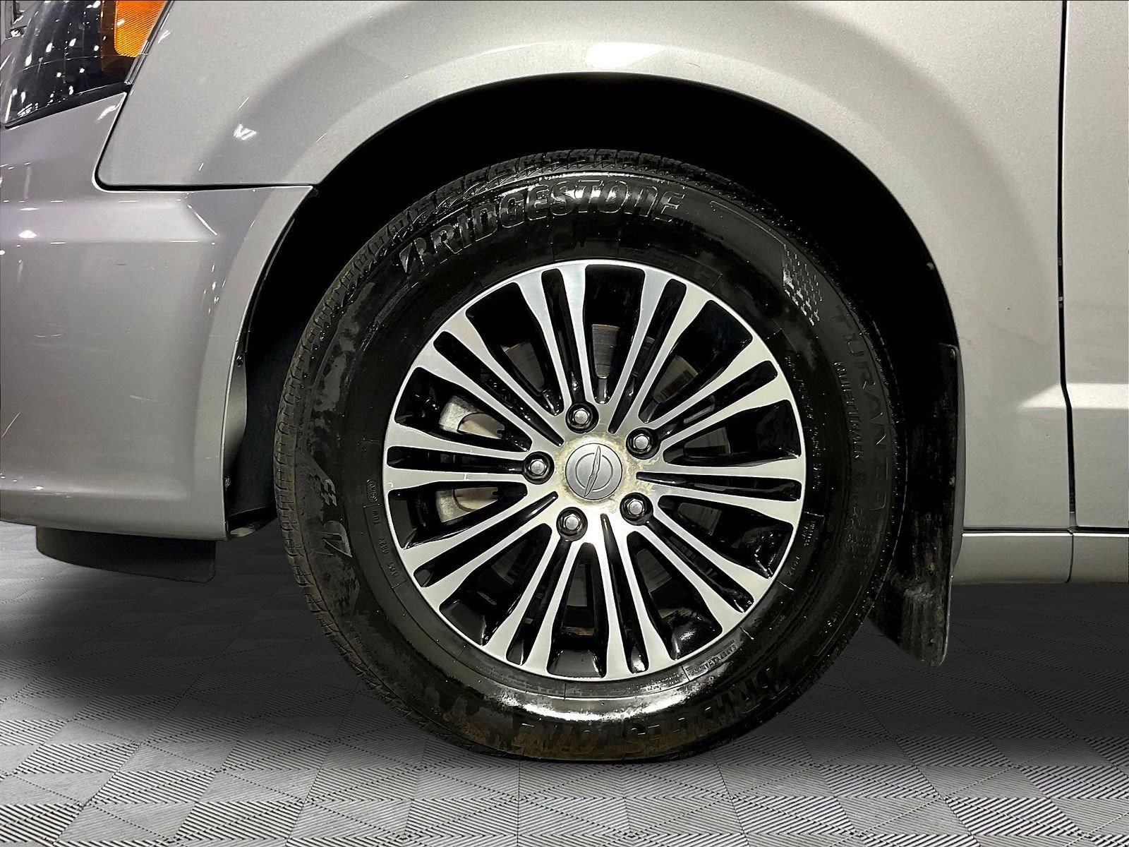 Used 2014 Chrysler Town & Country S FWD image 34