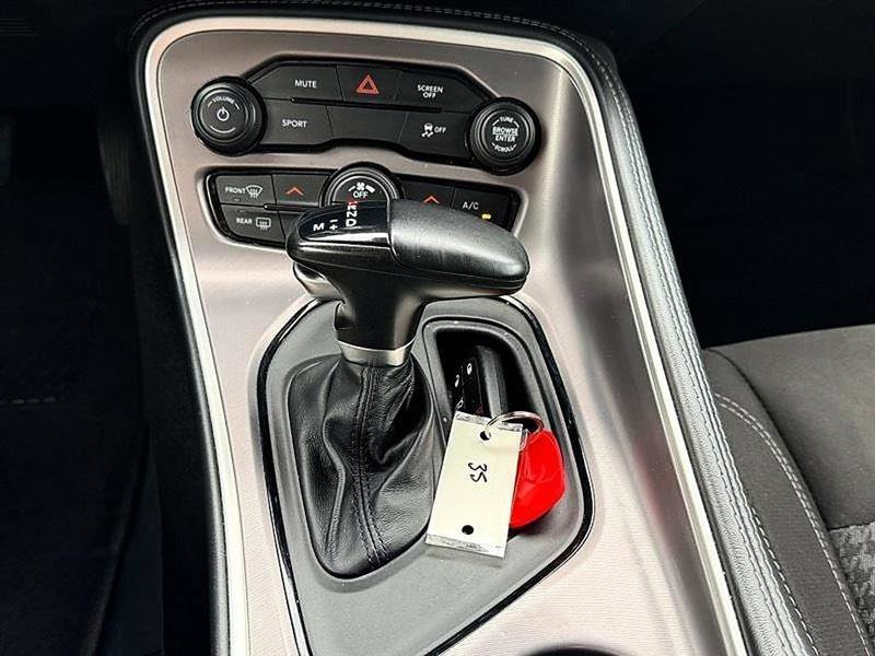 Used 2022 Dodge Challenger SXT RWD image 33