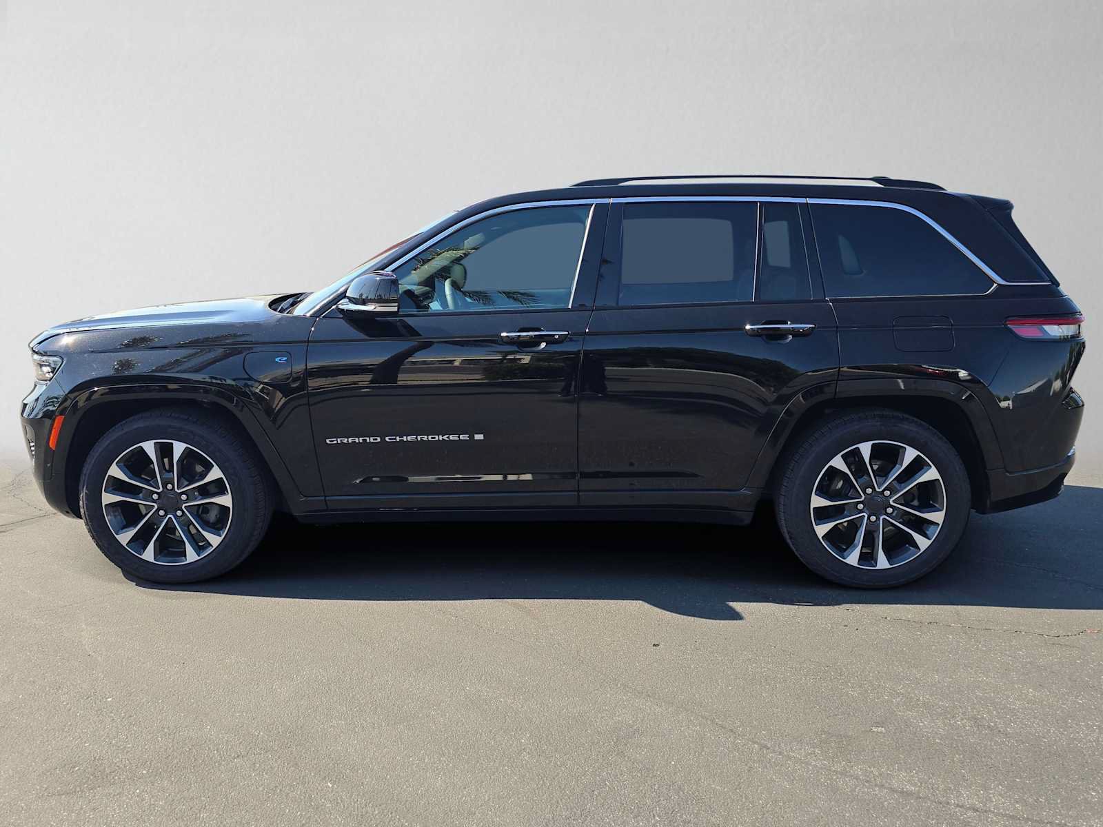 Used 2022 Jeep Grand Cherokee Overland w/ Luxury Tech Group IV AWD/4WD image 6