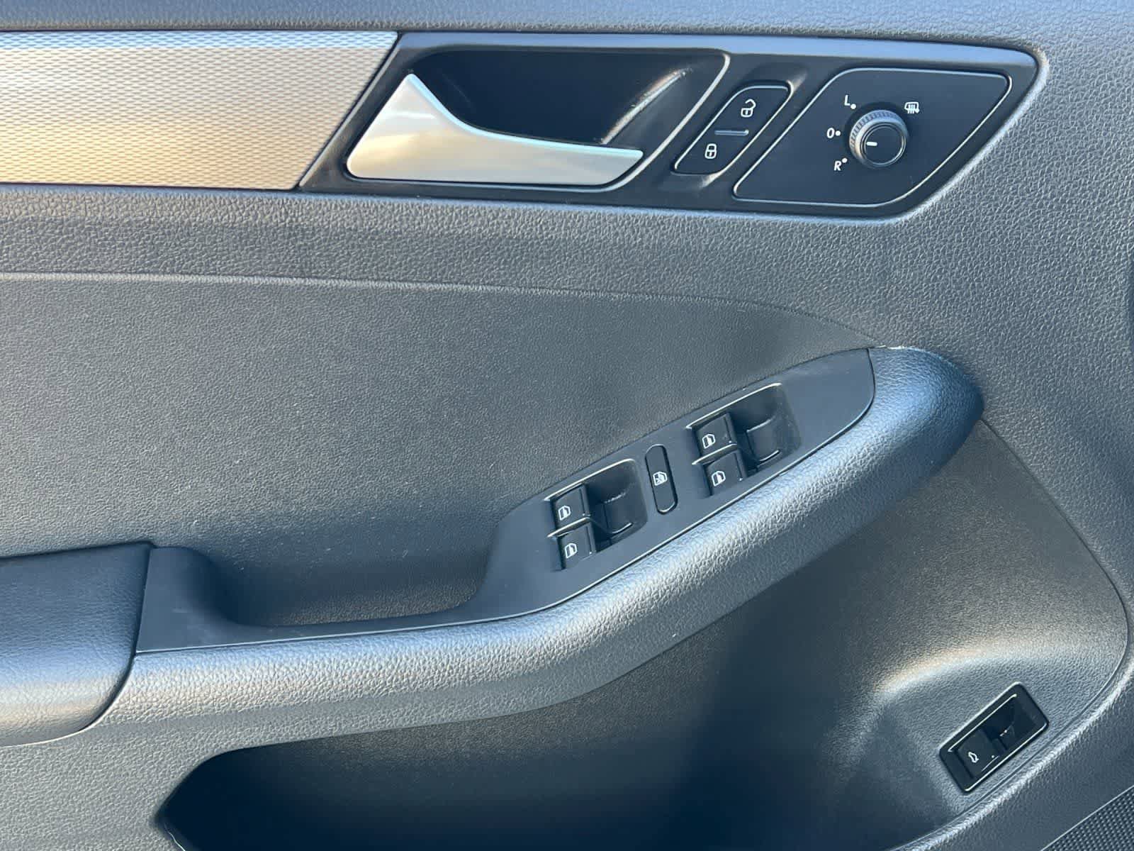 Used 2017 Volkswagen Jetta SE image 13