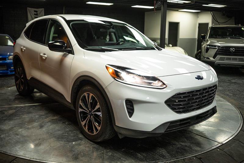 Used 2022 Ford Escape SE w/ SE Sport Appearance Package image 5