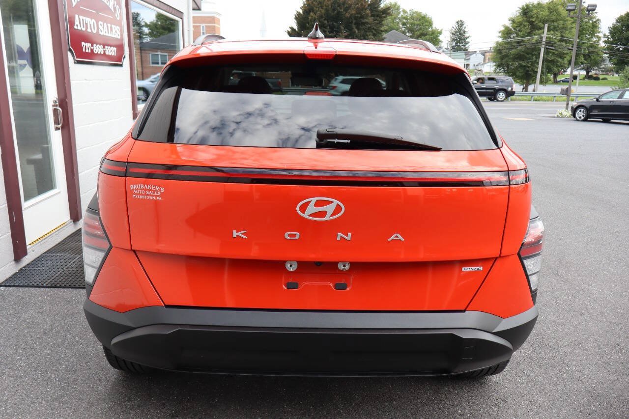 Used 2024 Hyundai Kona SEL AWD/4WD image 3