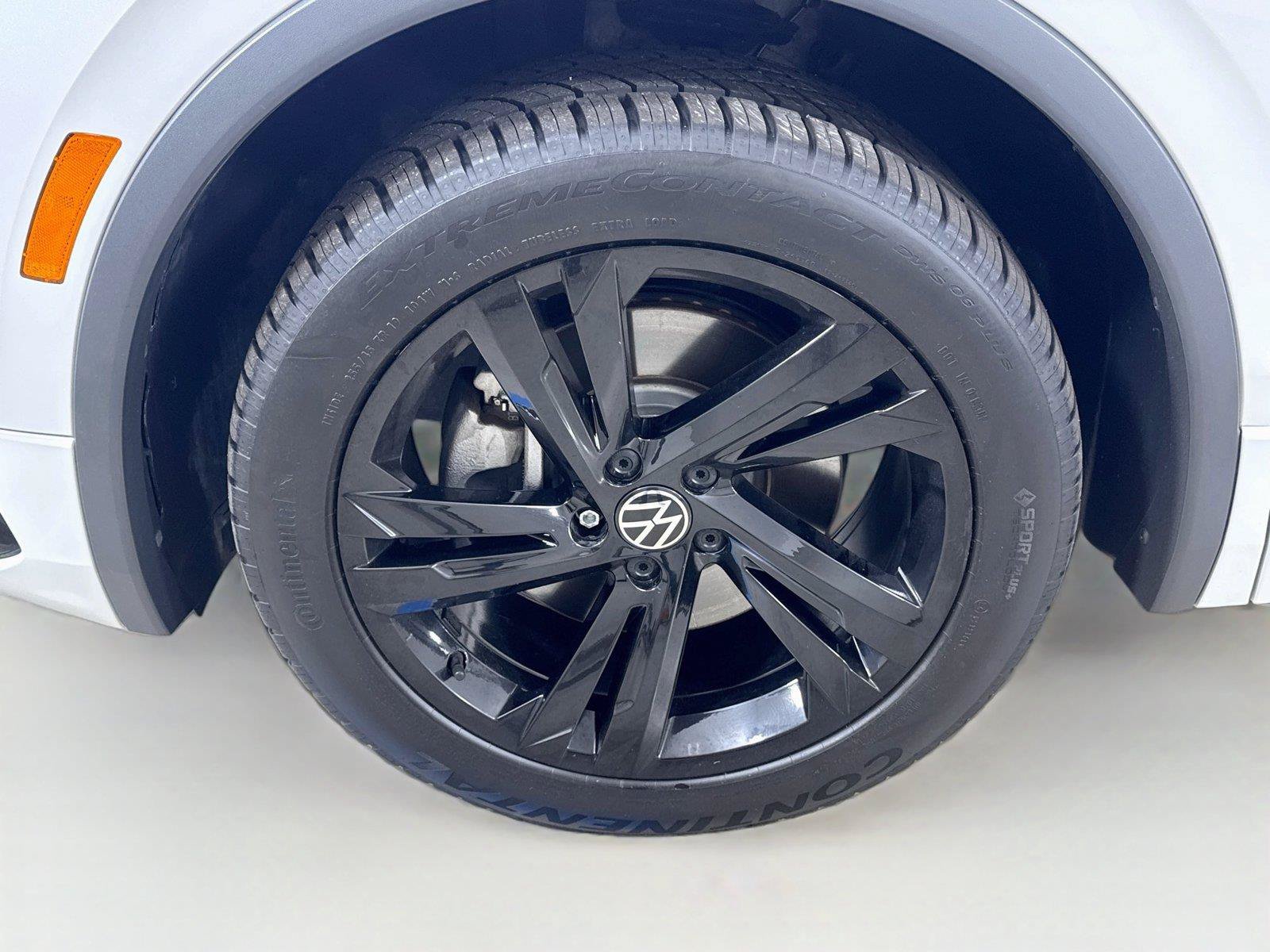 Certified 2023 Volkswagen Tiguan SE R-Line FWD image 30
