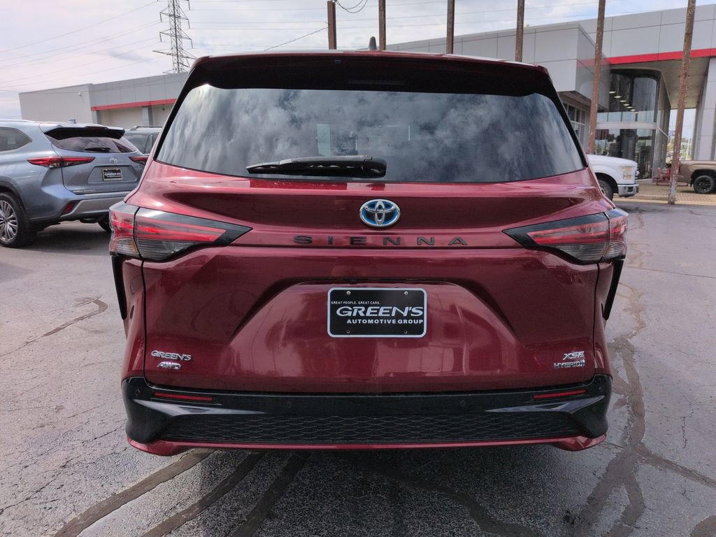 Used 2021 Toyota Sienna XSE AWD/4WD image 4