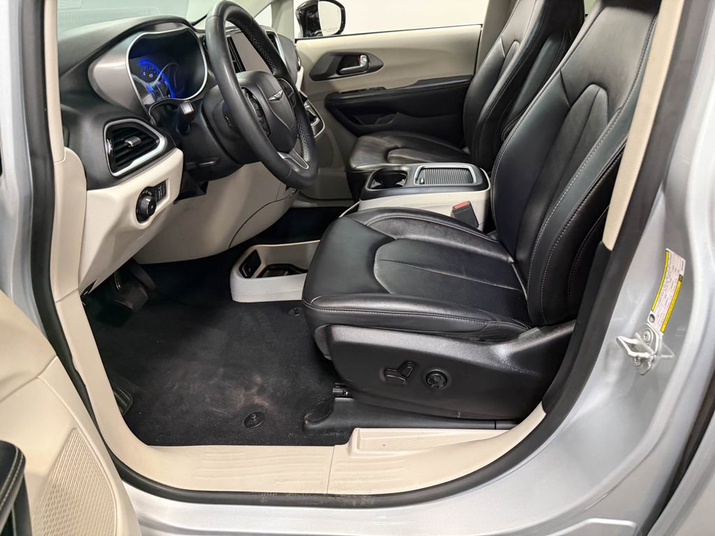 Used 2024 Chrysler Pacifica Touring-L image 58
