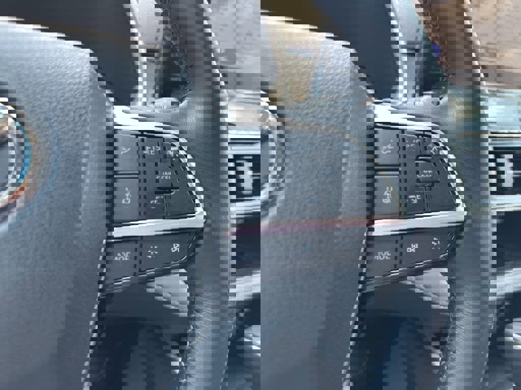 Used 2024 Toyota Highlander XLE image 30