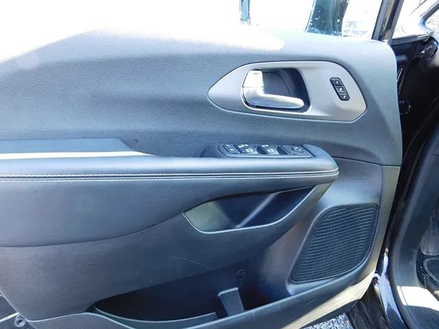 Used 2025 Chrysler Pacifica Select FWD image 13