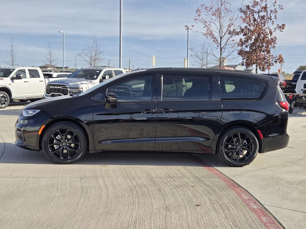New 2026 Chrysler Pacifica Limited w/ S Appearance Package FWD image 2