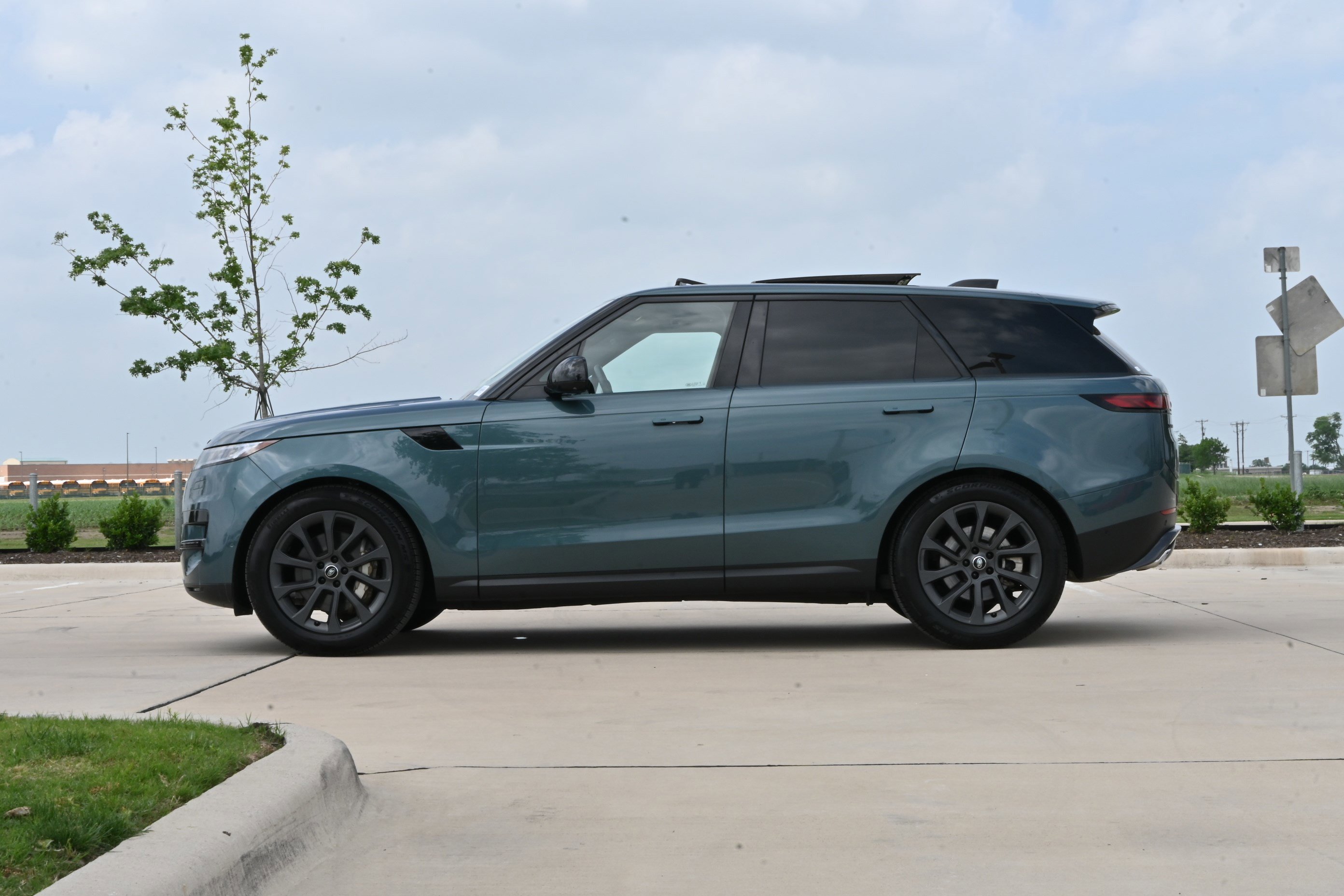 Used 2025 Land Rover Range Rover Sport SE AWD/4WD image 6