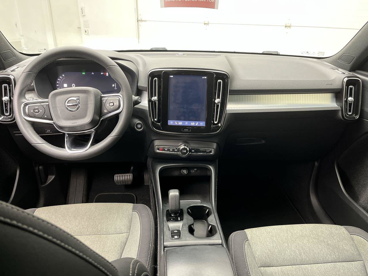 Used 2023 Volvo XC40 B5 Core AWD/4WD image 4