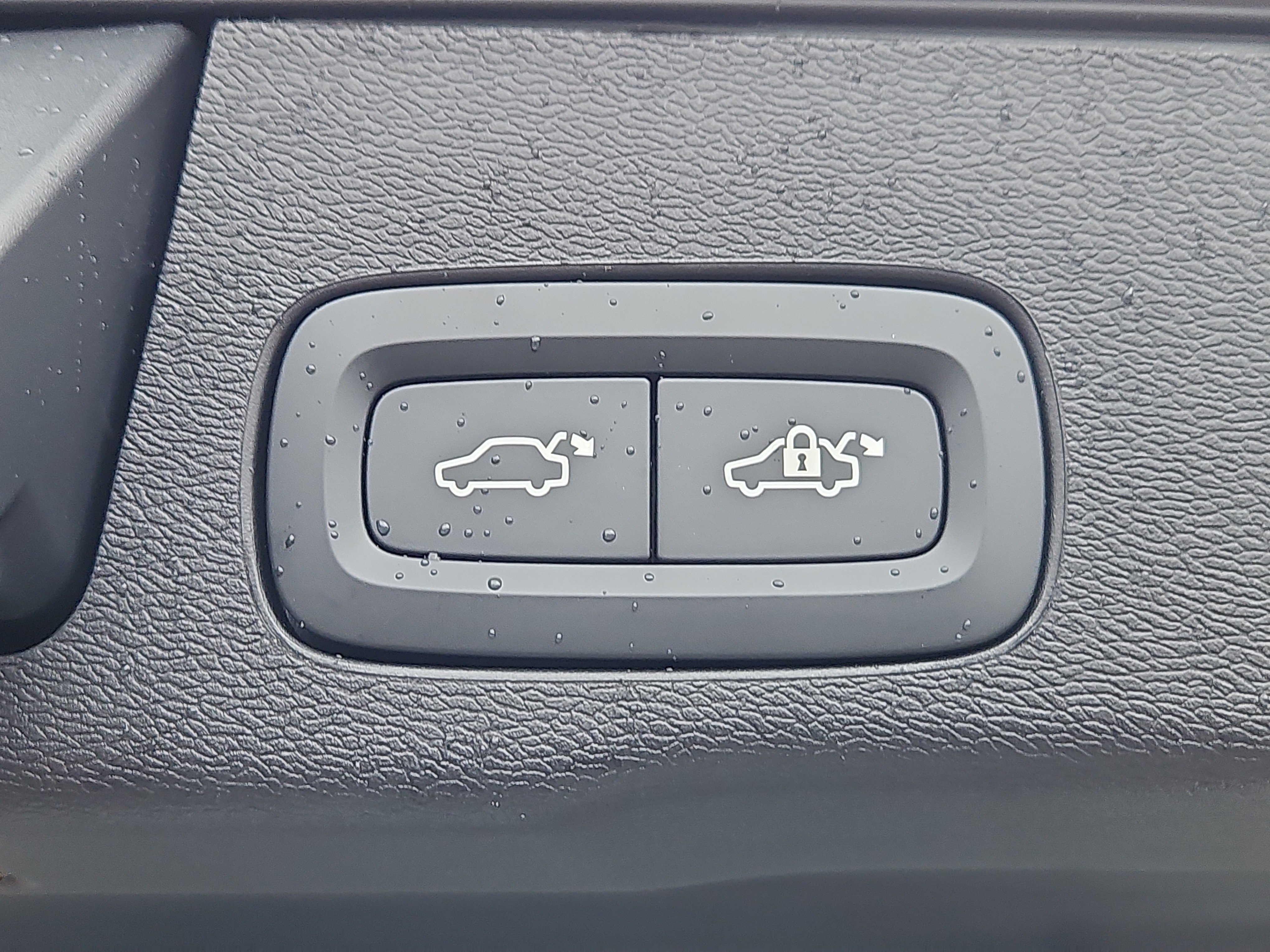 Used 2025 Volvo XC60 T8 Plus w/ Climate Package image 15