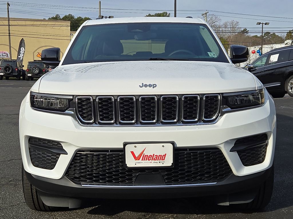 Used 2023 Jeep Grand Cherokee Laredo image 2