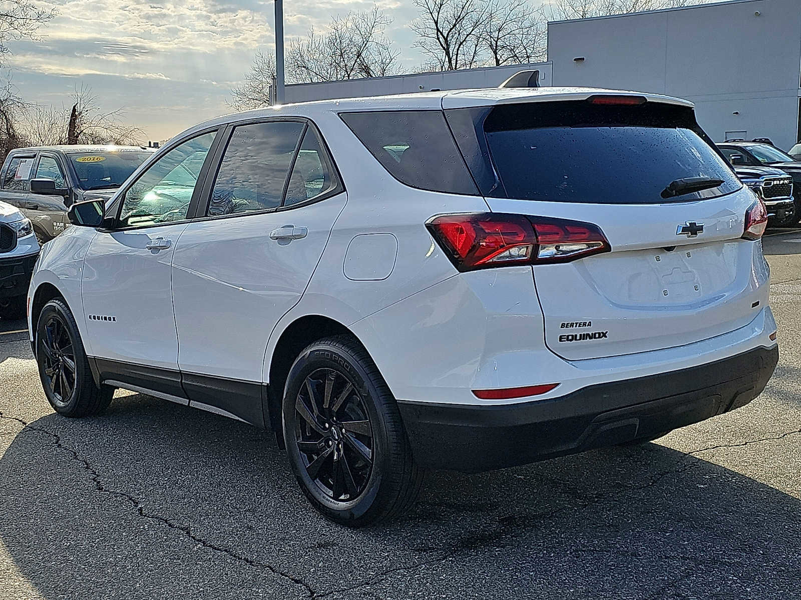 Used 2023 Chevrolet Equinox LS w/ LS Convenience Package AWD/4WD image 4