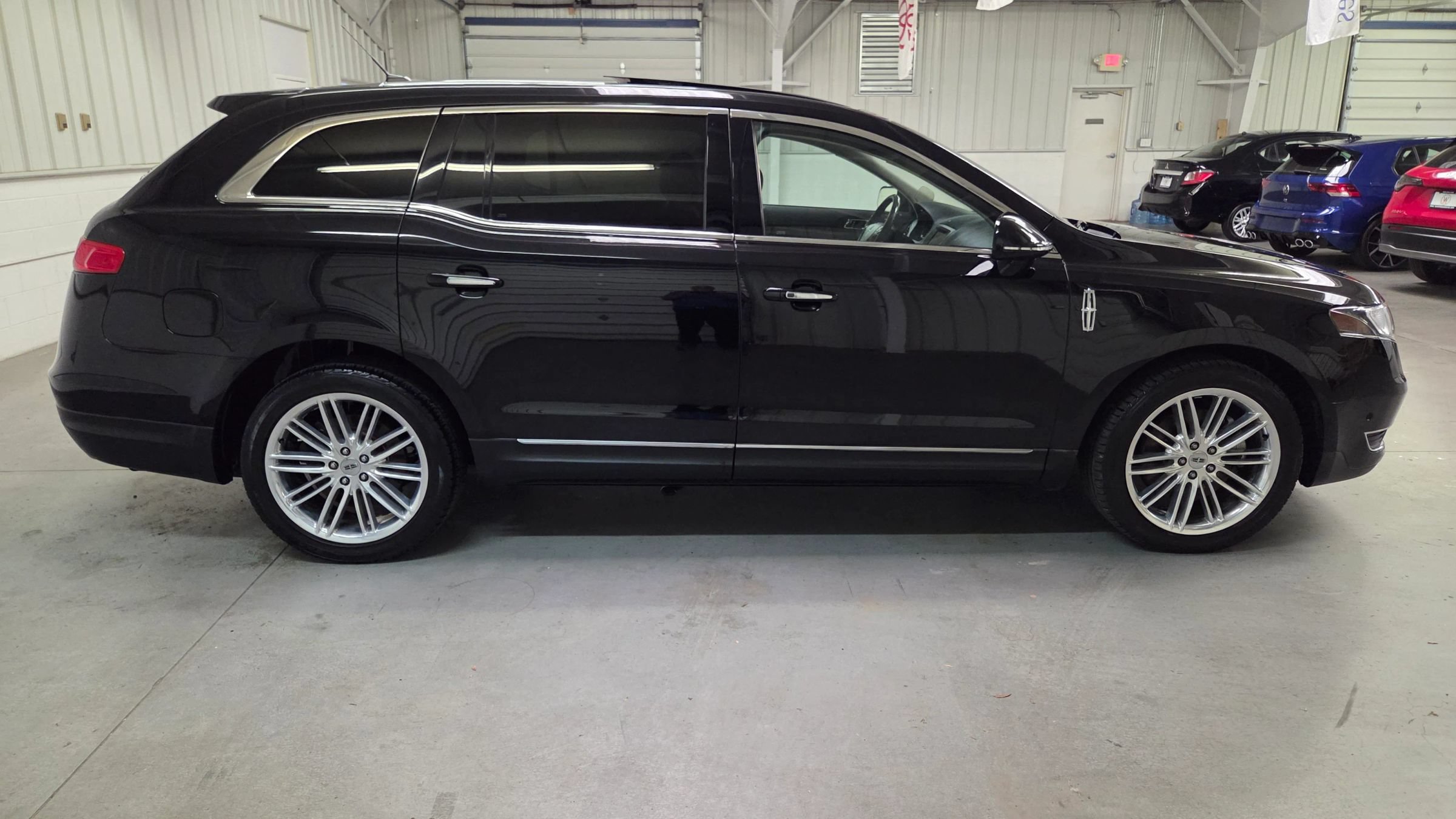 Used 2019 Lincoln MKT AWD image 9