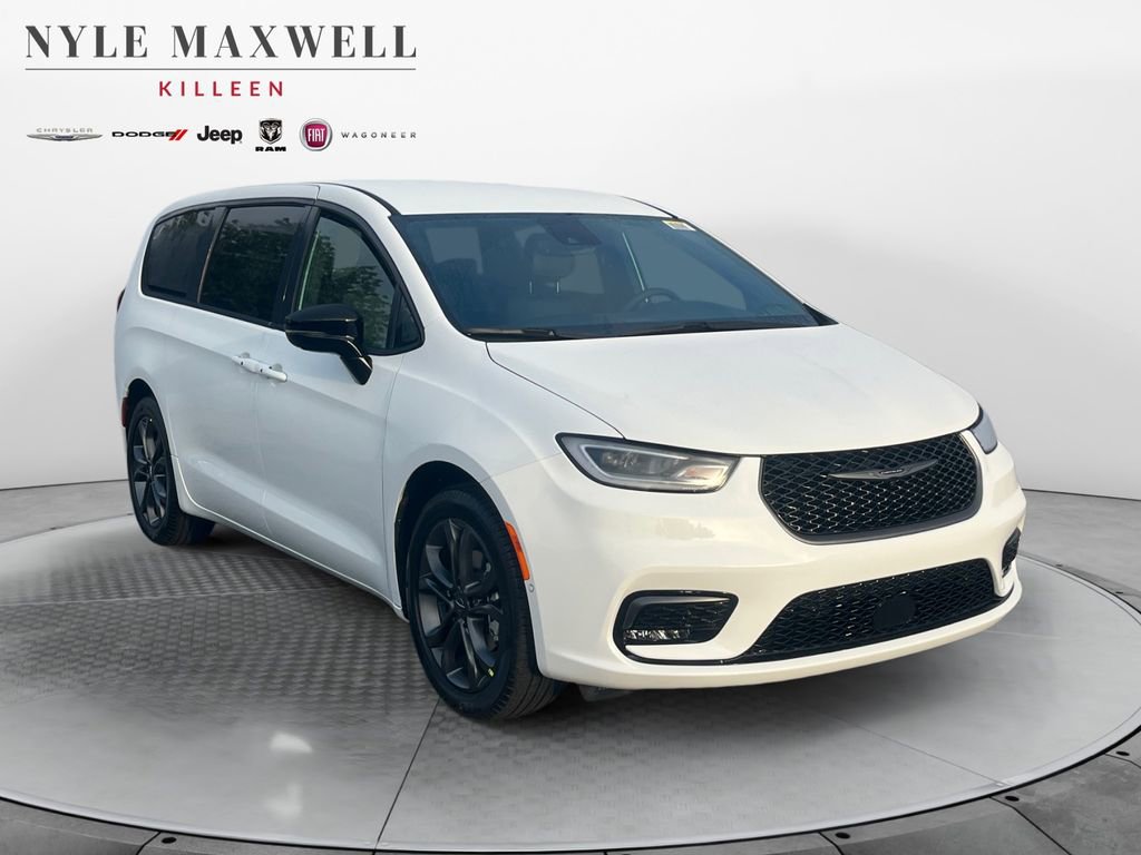 New 2026 Chrysler Pacifica Select image 2