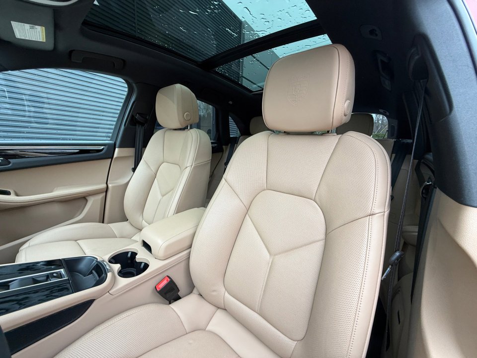 Certified 2025 Porsche Macan image 12