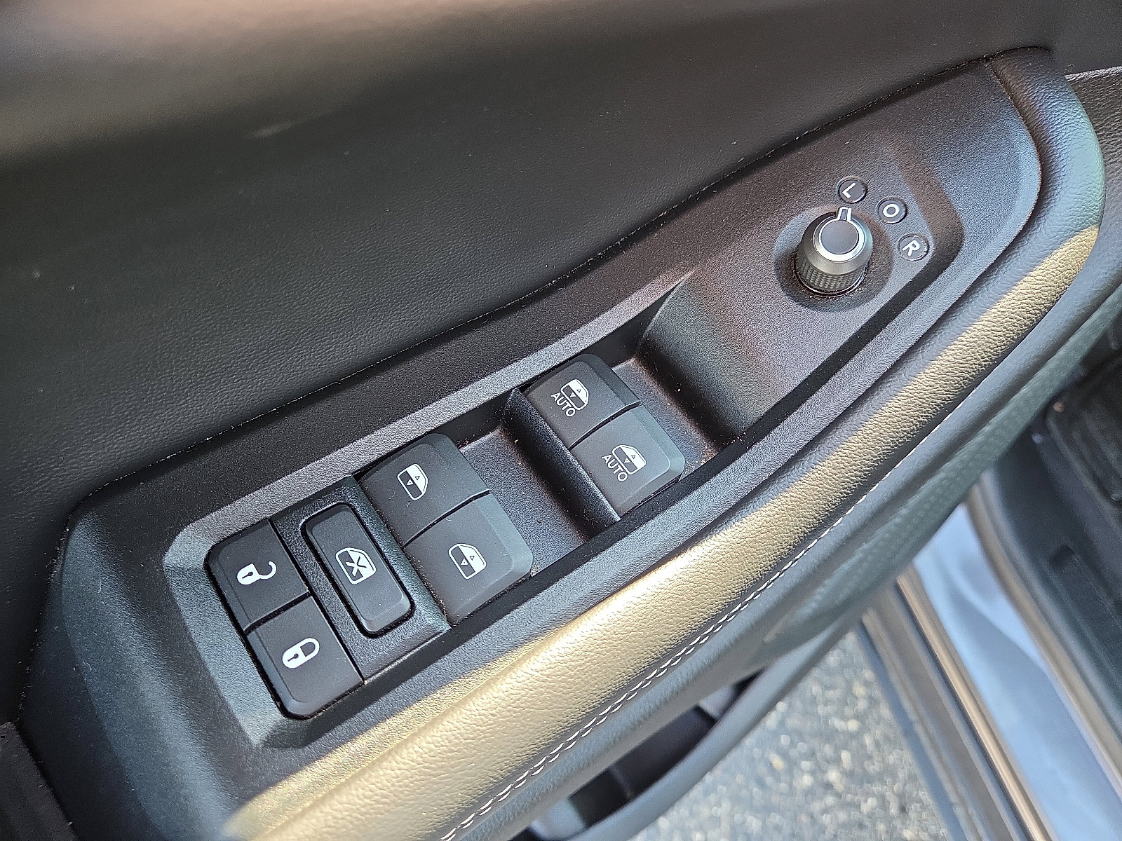 Used 2024 Jeep Grand Cherokee Laredo image 12