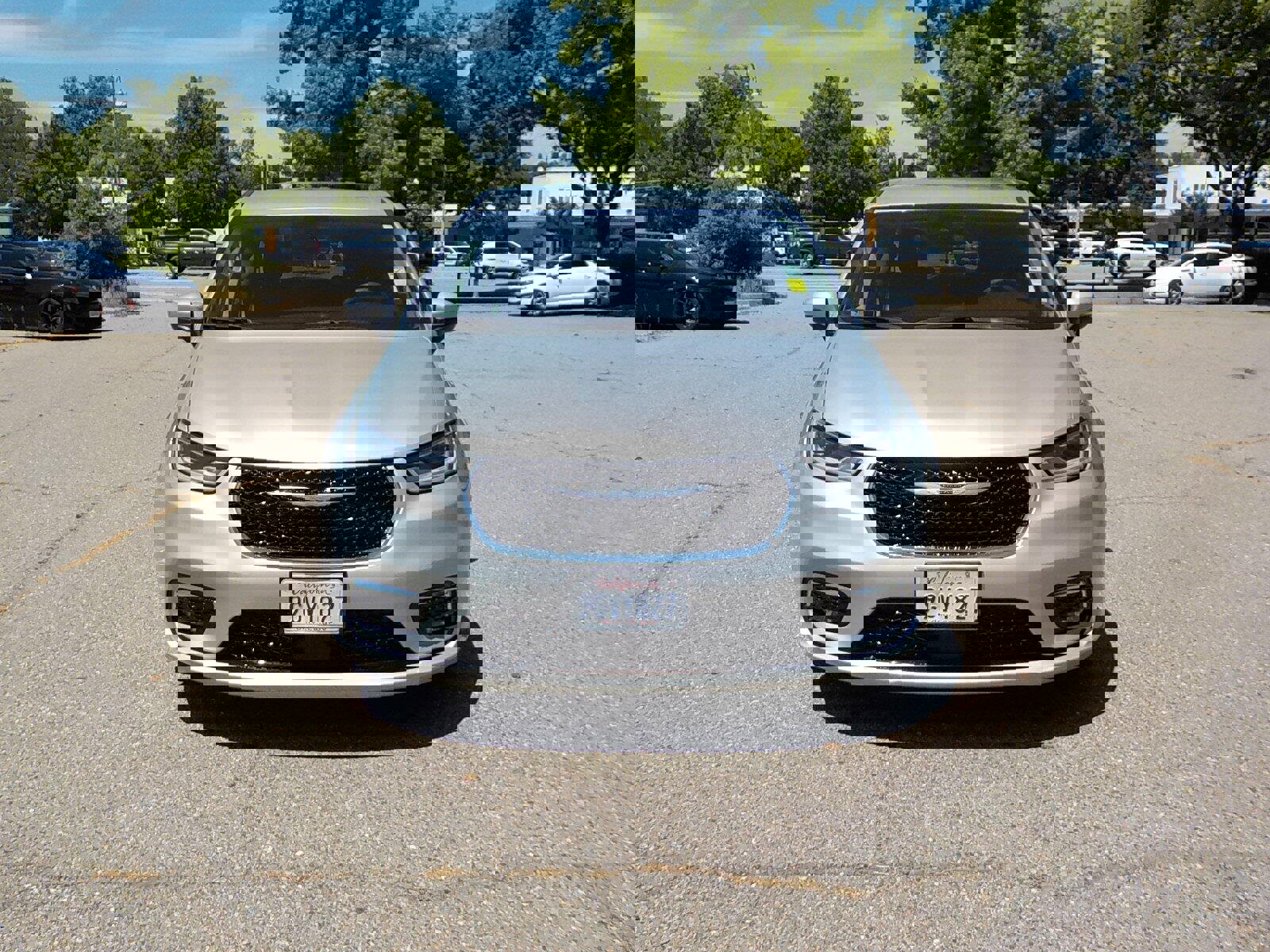 Used 2023 Chrysler Pacifica Touring-L image 2