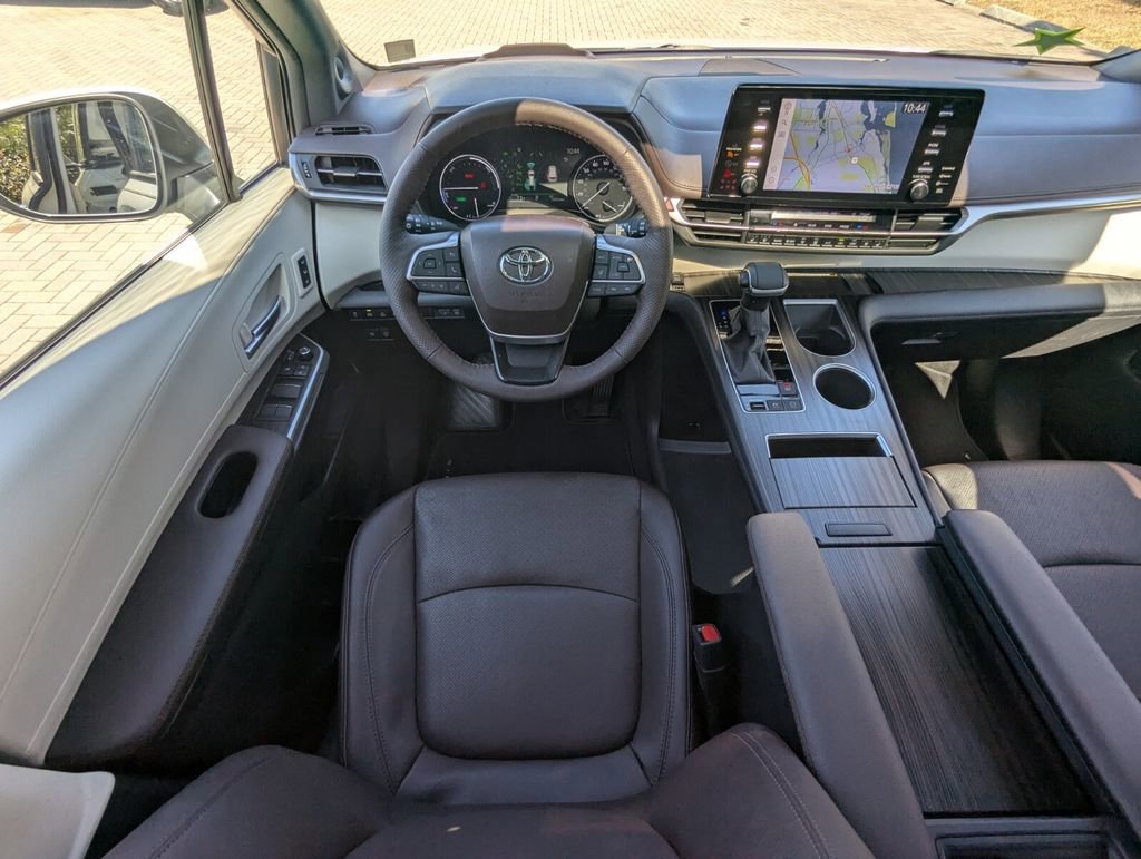 Certified 2024 Toyota Sienna Platinum image 6