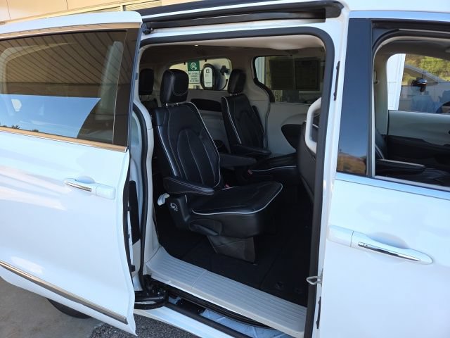 Used 2023 Chrysler Pacifica Limited FWD image 50