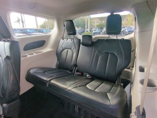 Used 2024 Chrysler Pacifica Touring-L image 16