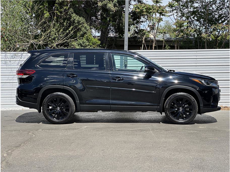 Used 2019 Toyota Highlander SE w/ Nightshade Edition AWD/4WD image 6