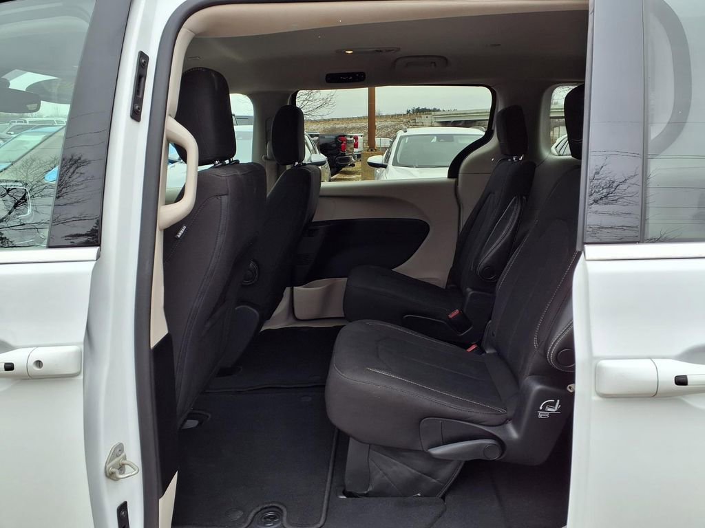 Used 2023 Chrysler Voyager LX image 11