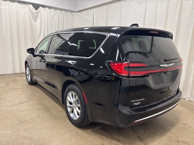 Used 2026 Chrysler Pacifica Limited FWD image 7
