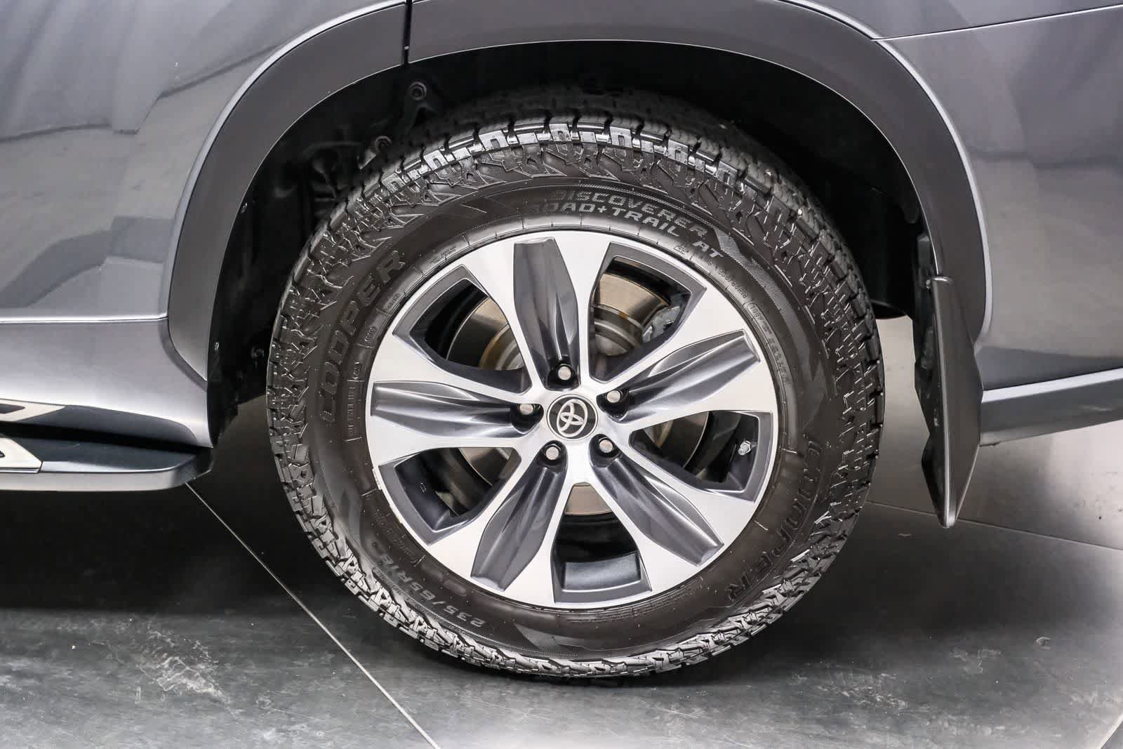 Used 2020 Toyota Highlander XLE AWD/4WD image 9