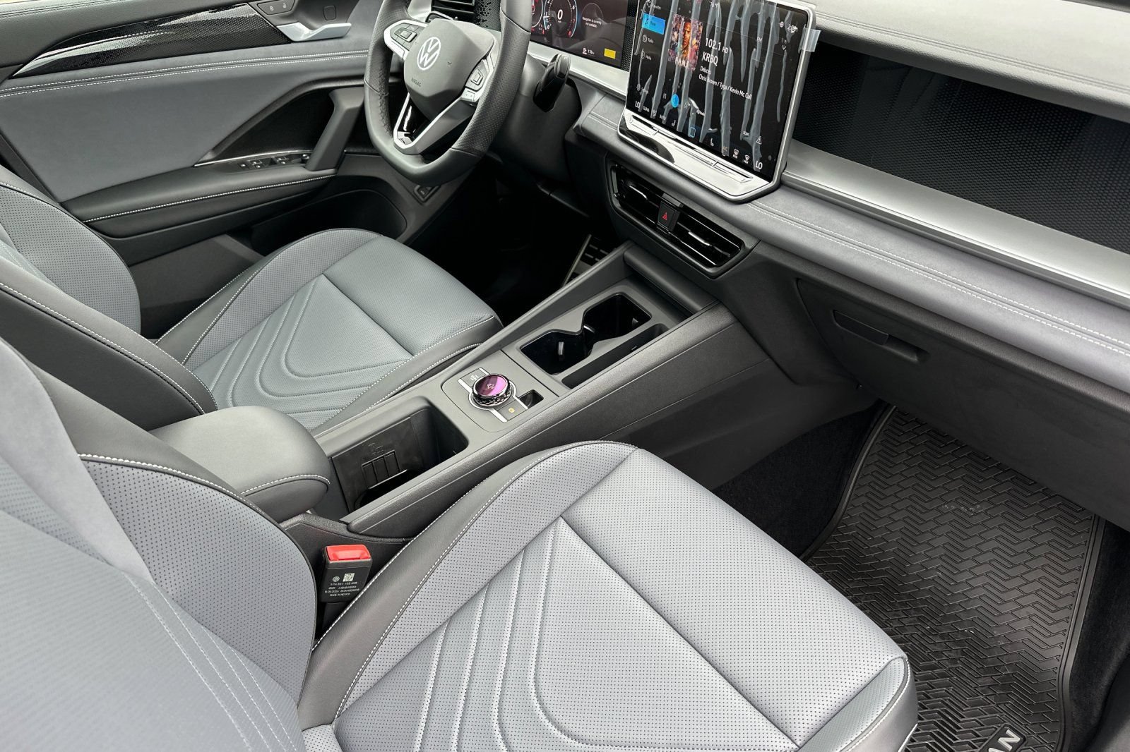 New 2026 Volkswagen Tiguan SE R-Line FWD image 16
