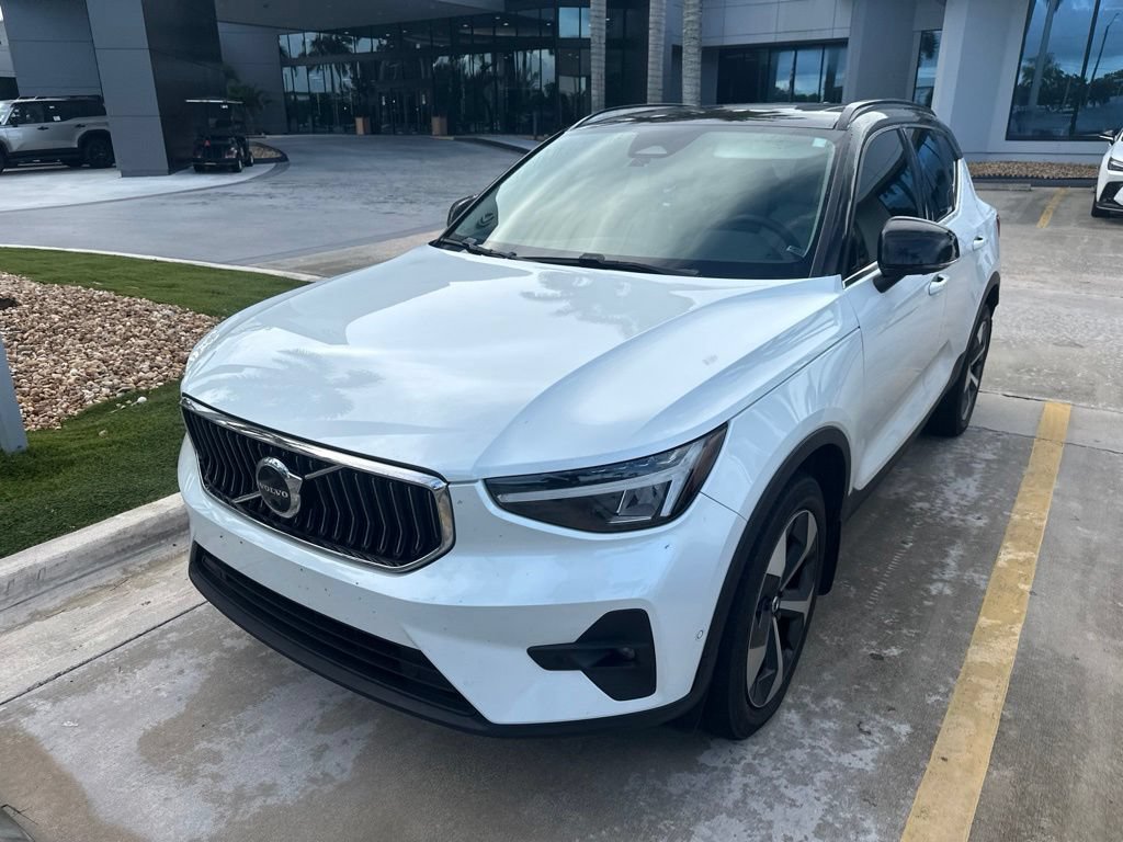 Used 2023 Volvo XC40 B5 Plus w/ Driver Assist Package AWD/4WD image 3
