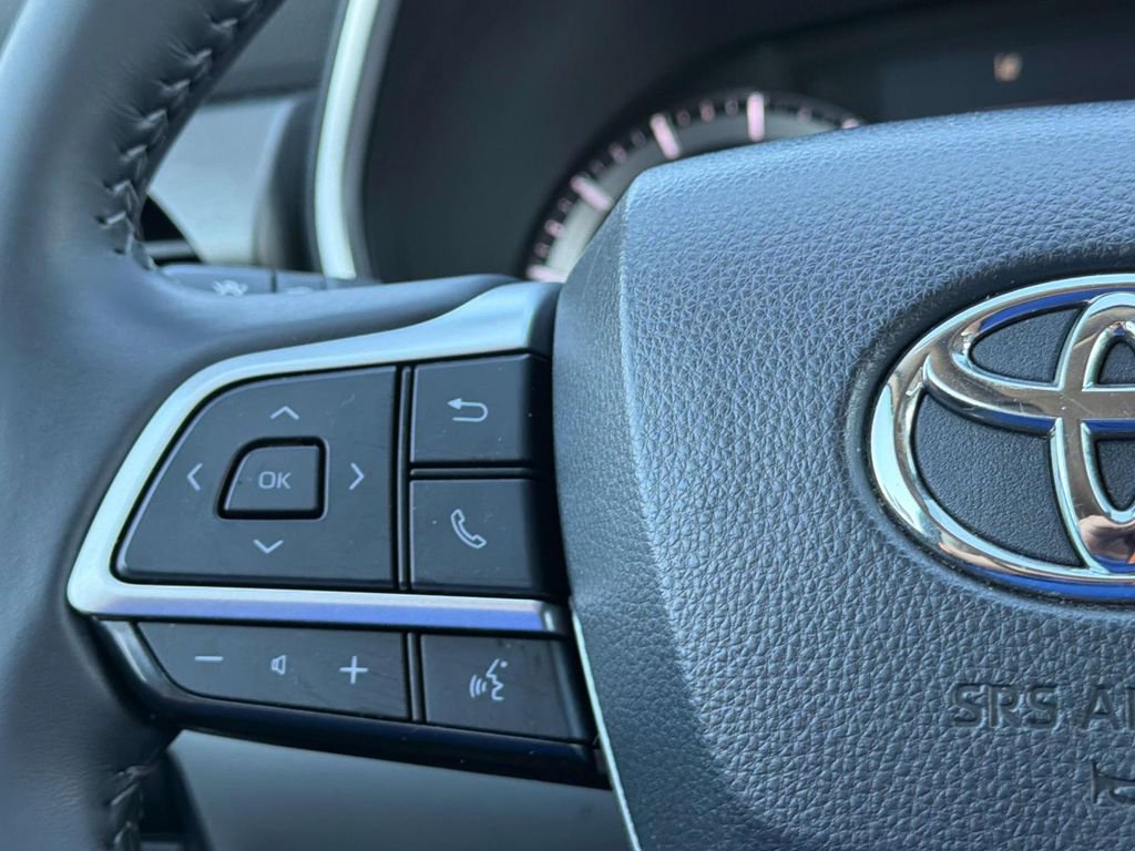 Used 2024 Toyota Highlander XLE FWD image 11