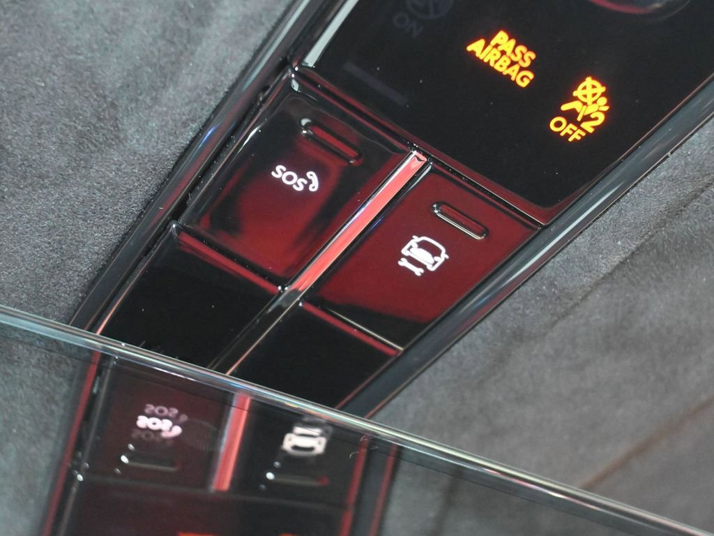 Used 2025 Aston Martin V8 Vantage Coupe image 24