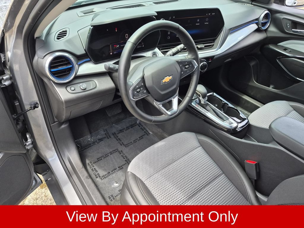 Used 2025 Chevrolet Trax LT w/ LT Convenience Package FWD image 13