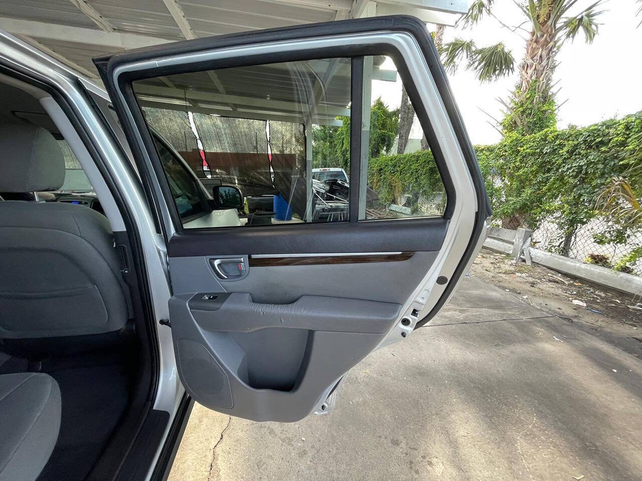 Used 2011 Hyundai Santa Fe GLS FWD image 16