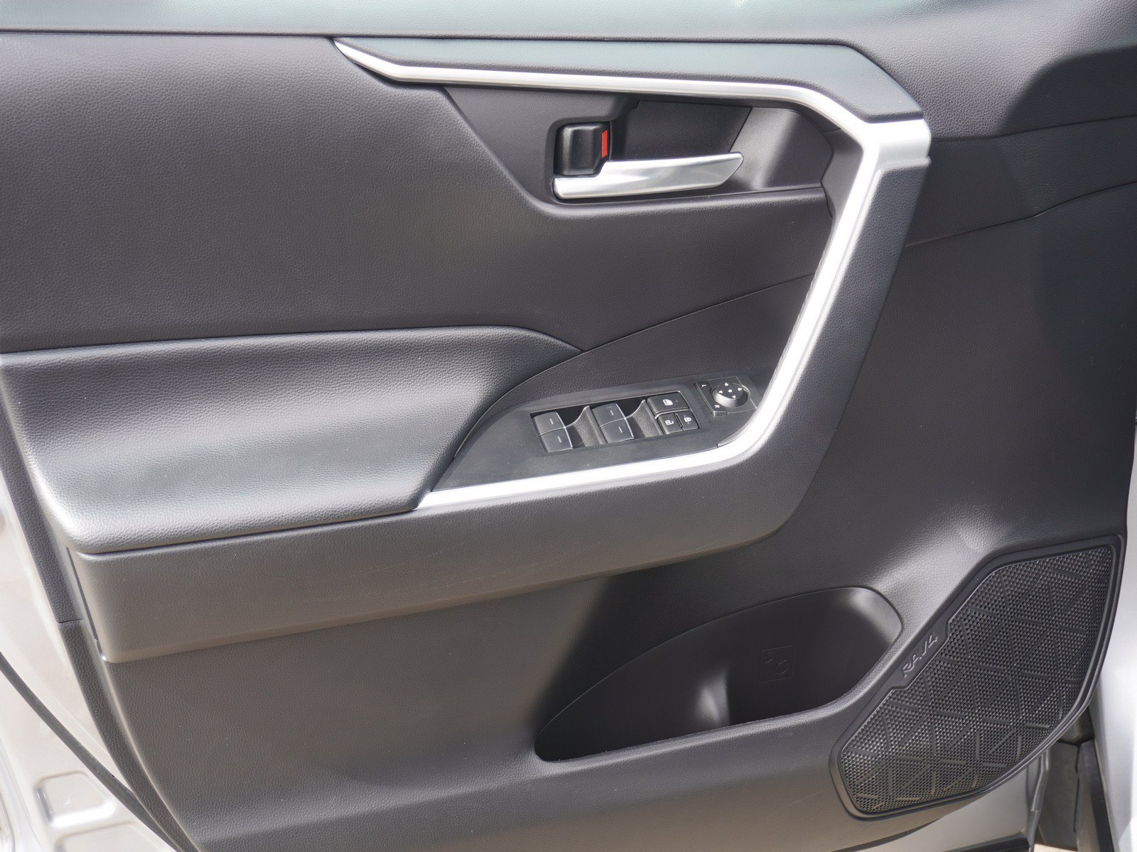 Used 2024 Toyota RAV4 XLE w/ Convenience Package FWD image 19
