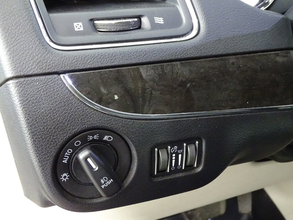 Used 2014 Chrysler Town & Country Touring image 18