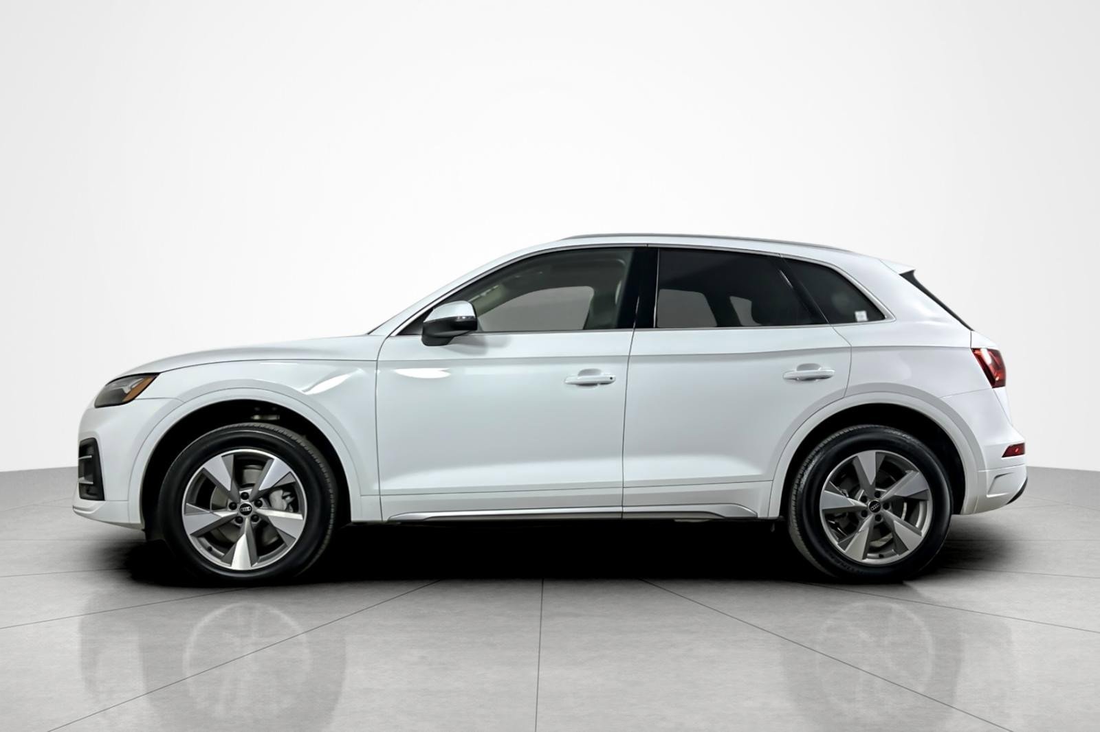 Used 2023 Audi Q5 2.0T Premium w/ Convenience Package image 2