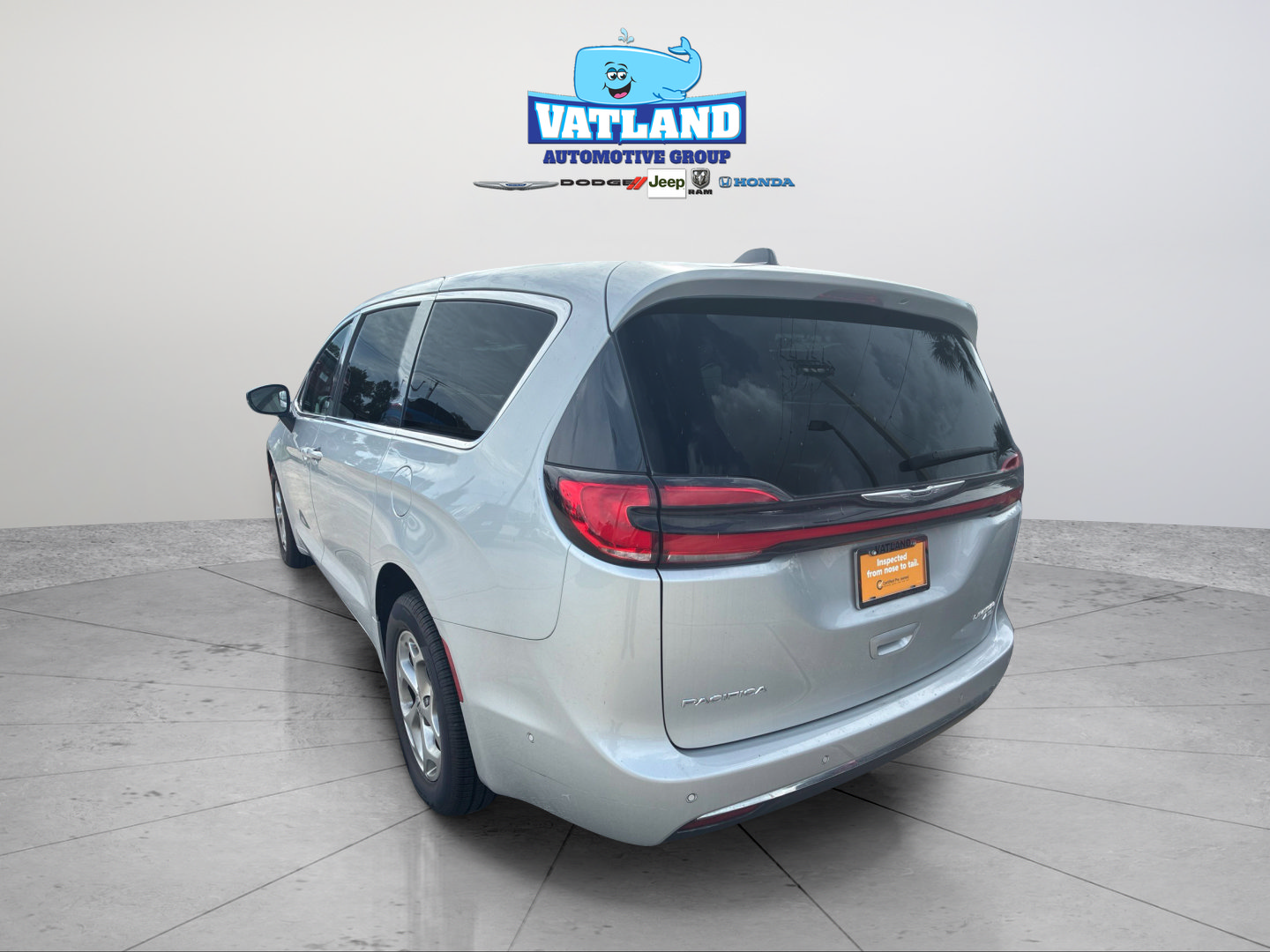 Certified 2024 Chrysler Pacifica Limited AWD/4WD image 3