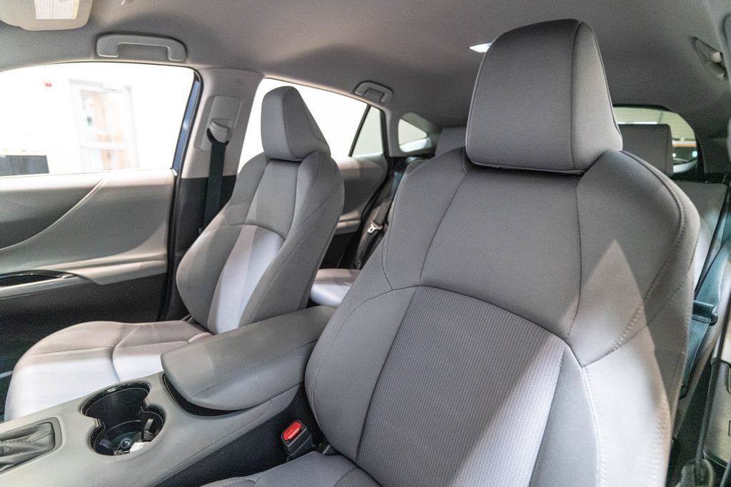 Used 2024 Toyota Venza LE AWD/4WD image 6